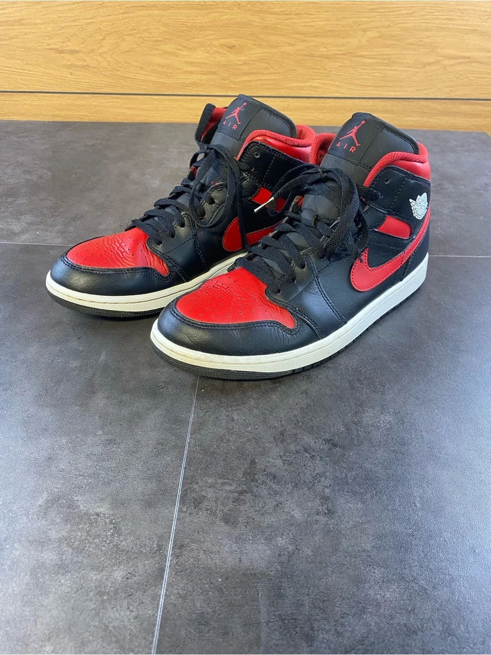 Nike Jordan Air 1 Mid Men’s Black and Red Sneaker size 11- CLEAN
